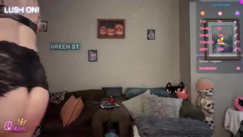 Snapshot of greenxxxqueen chatting on April 2026 10:32:01 PM SexQueen Nikki online show from April 2026 10:32:01 PM