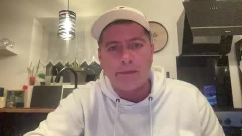 guil0 online show from October 2025 10:41:02 PM