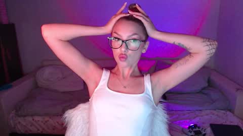 Snapshot of guilty_pleasureee chatting on November 2025 09:48:02 PM Marta online show from November 2025 09:48:02 PM