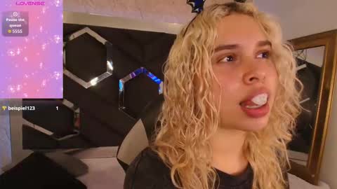 Snapshot of haelycute chatting on November 2025 09:06:01 PM Haely online show from November 2025 09:06:01 PM