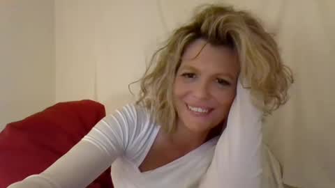 Snapshot of haileys123 chatting on December 2024 04:21:01 AM Hailey online show from December 2024 04:21:01 AM