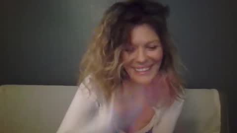 Snapshot of haileys123 chatting on October 2025 09:25:02 PM Hailey online show from October 2025 09:25:02 PM