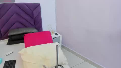 haileystonei online show from February 2025 12:05:02 PM