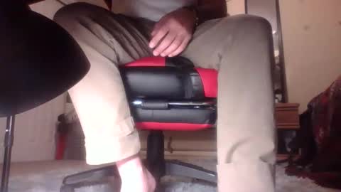 Snapshot of hairydaddyfeet chatting on November 2025 02:33:01 AM Hairy Daddy Feet online show from November 2025 02:33:01 AM