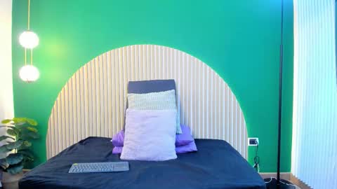 Halley Lorens online show from November 2025 08:00:01 PM