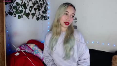 Snapshot of hallie_cam chatting on October 2025 09:02:01 PM reashell online show from October 2025 09:02:01 PM