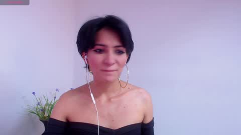 Snapshot of hanna_chloe chatting on February 2025 05:01:01 PM Sara online show from February 2025 05:01:01 PM
