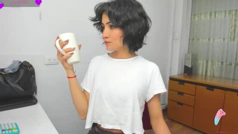 Snapshot of hanna_chloe chatting on September 2025 04:19:01 PM Sara online show from September 2025 04:19:01 PM