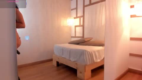 hannahmonttgomery  Help me reach 100 Hands up online show from September 2025 05:07:02 PM