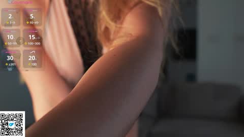 Snapshot of happyhoney_ chatting on February 2025 04:10:01 PM Sophie War online show from February 2025 04:10:01 PM