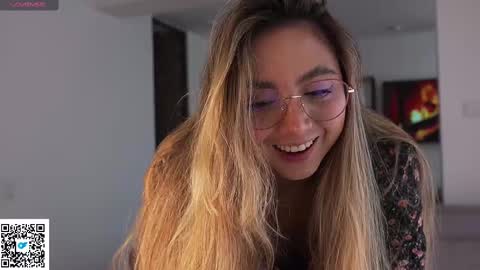 Snapshot of happyhoney_ chatting on March 2025 03:18:01 PM Sophie War online show from March 2025 03:18:01 PM