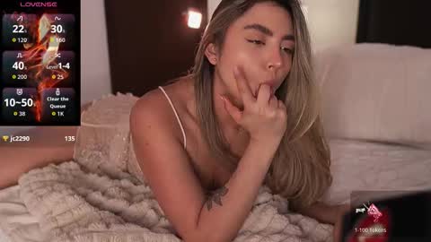 Snapshot of happyhoney_ chatting on September 2025 03:00:02 PM Sophie War online show from September 2025 03:00:02 PM