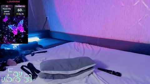 Mia online show from November 2025 10:10:02 PM