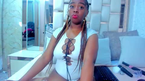 hazel_lanee online show from November 2025 02:02:02 AM