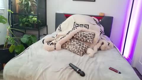 Hazeleo online show from March 2026 08:45:01 PM