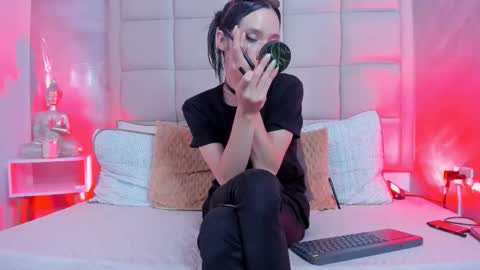 Snapshot of hecate1_ chatting on November 2025 08:10:01 PM Keira Hecate online show from November 2025 08:10:01 PM