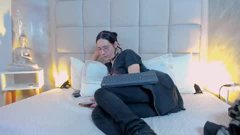 Snapshot of hecate1_ chatting on December 2025 08:07:02 PM Keira Hecate online show from December 2025 08:07:02 PM