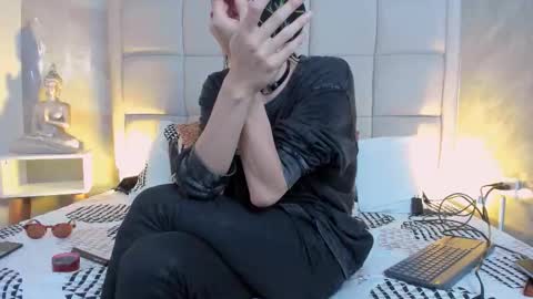 Snapshot of hecate1_ chatting on December 2025 05:18:02 PM Keira Hecate online show from December 2025 05:18:02 PM