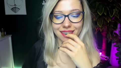 Snapshot of heidi_pleasure chatting on December 2024 10:33:02 AM Heidi online show from December 2024 10:33:02 AM