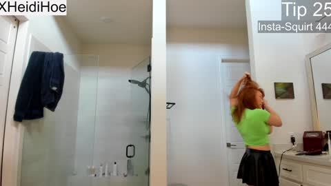 Snapshot of heidiandfriends chatting on January 2025 06:31:01 PM Manyvids online show from January 2025 06:31:01 PM