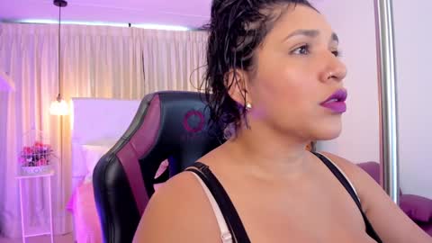 Snapshot of heidyblue chatting on December 2024 03:52:01 PM online show from December 2024 03:52:01 PM