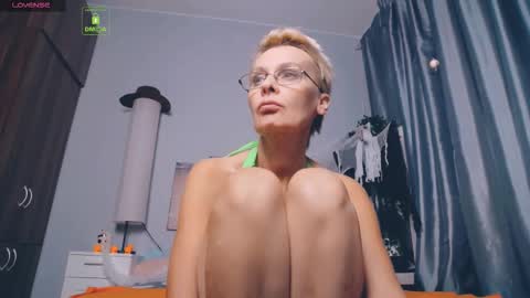 Snapshot of helgahimmele chatting on October 2025 09:23:01 PM Helga online show from October 2025 09:23:01 PM