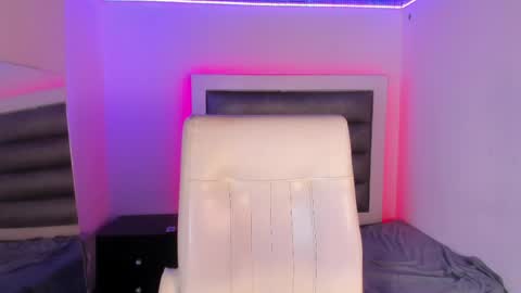 hellen__smith_ online show from May 2026 01:22:02 AM