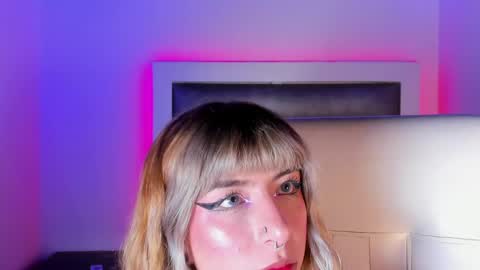 hellen__smith_ online show from May 2026 08:25:01 PM
