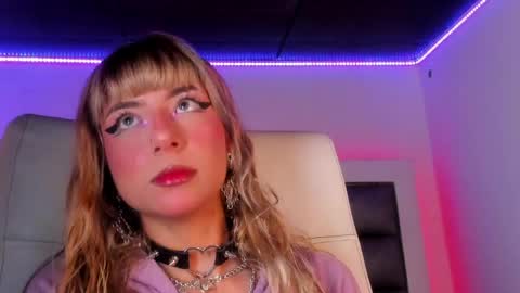 hellen__smith_ online show from May 2026 12:32:01 PM