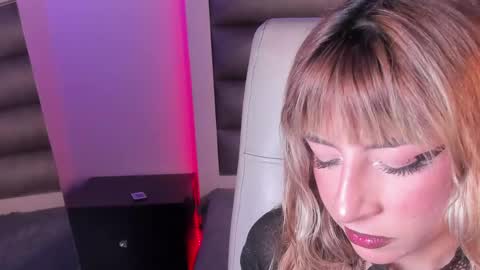 hellen__smith_ online show from May 2026 10:07:01 PM