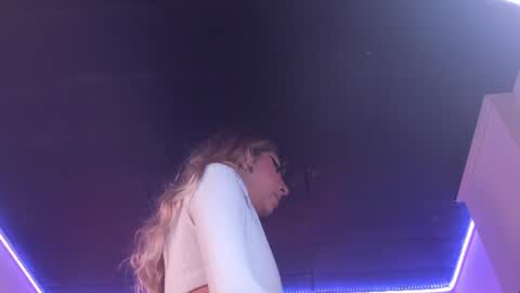 hellen__smith_ online show from June 2026 07:40:01 PM