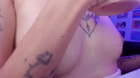 Raven and Momo online show from October 2025 09:59:01 PM