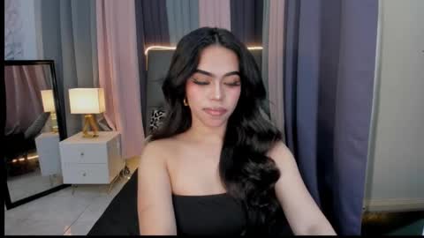 Snapshot of hennessygoddess69 chatting on December 2024 03:03:02 AM HENNESSY online show from December 2024 03:03:02 AM
