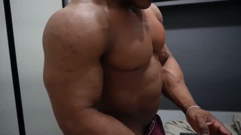 Snapshot of henrimusclee chatting on November 2025 11:18:02 PM Henri online show from November 2025 11:18:02 PM