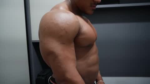 Snapshot of henrimusclee chatting on December 2025 12:05:01 AM Henri online show from December 2025 12:05:01 AM