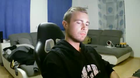 Snapshot of herbstenden chatting on October 2025 07:45:02 PM John Pearl online show from October 2025 07:45:02 PM