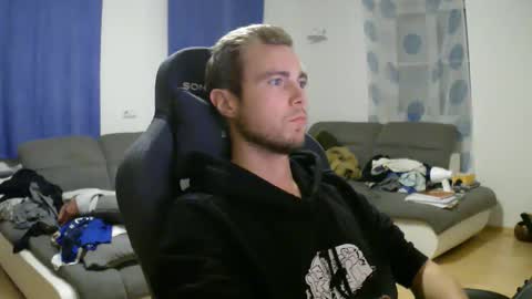 Snapshot of herbstenden chatting on November 2025 08:18:02 PM John Pearl online show from November 2025 08:18:02 PM