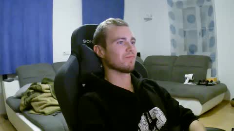 Snapshot of herbstenden chatting on December 2025 10:25:02 PM John Pearl online show from December 2025 10:25:02 PM