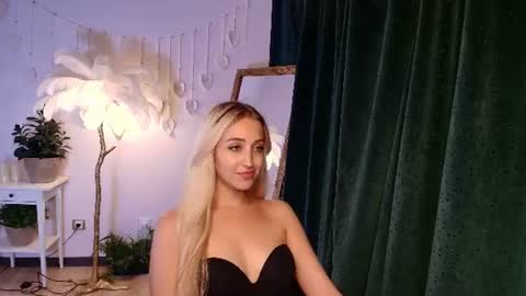 Snapshot of here_wego_again_ chatting on June 2026 03:36:01 AM Elise online show from June 2026 03:36:01 AM