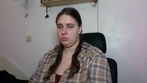 hess_luna_ online show from October 2025 09:07:01 AM