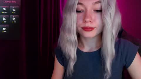 Snapshot of hey_nora_ chatting on December 2024 11:38:02 PM Nora online show from December 2024 11:38:02 PM