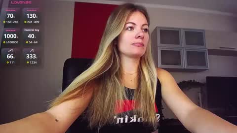 Snapshot of hi_bye_ chatting on September 2025 08:38:01 AM Lina online show from September 2025 08:38:01 AM