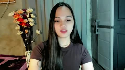 Snapshot of hilarymolly chatting on April 2026 06:19:01 AM hilarymolly online show from April 2026 06:19:01 AM