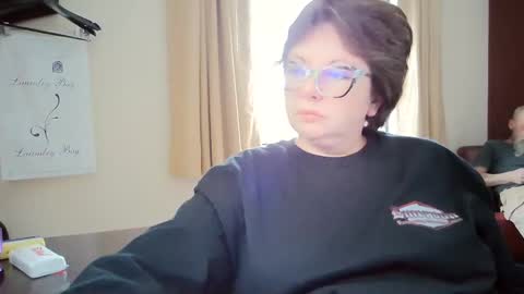 Snapshot of hippihope420 chatting on March 2025 04:02:01 PM Bella online show from March 2025 04:02:01 PM