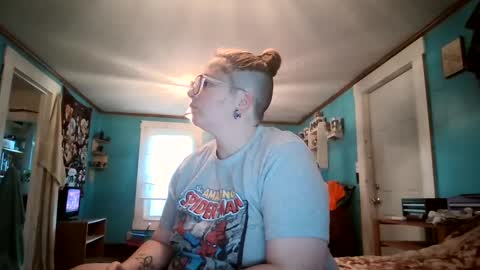 Snapshot of hippihope420 chatting on October 2025 10:18:02 PM Bella online show from October 2025 10:18:02 PM