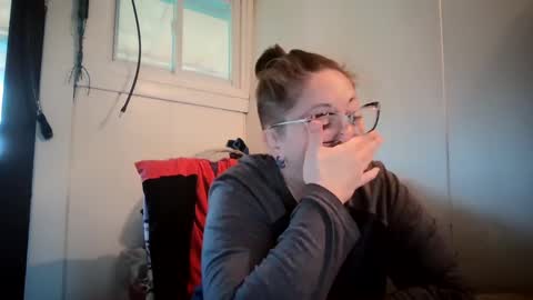 Snapshot of hippihope420 chatting on October 2025 12:26:01 PM Bella online show from October 2025 12:26:01 PM