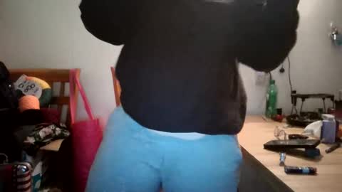 Snapshot of hippihope420 chatting on October 2025 12:37:02 PM Bella online show from October 2025 12:37:02 PM