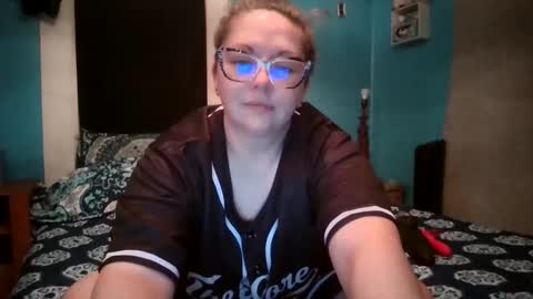 Snapshot of hippihope420 chatting on November 2025 06:13:01 AM Bella online show from November 2025 06:13:01 AM