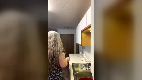 hippysnewhere online show from April 2026 11:18:01 PM