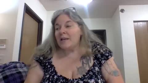 hippysnewhere online show from April 2026 02:04:02 AM
